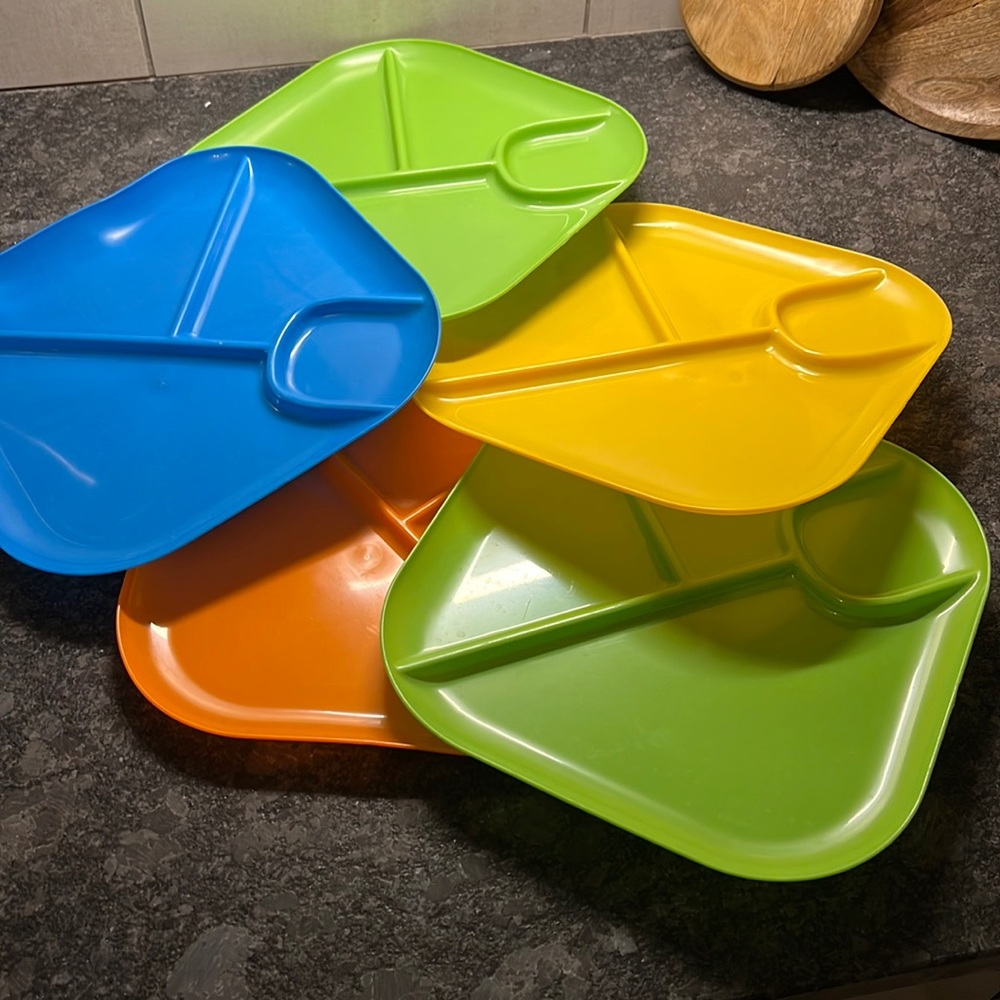 Set of 5 divided plates & 6 cups Very good / like new condition. primary…